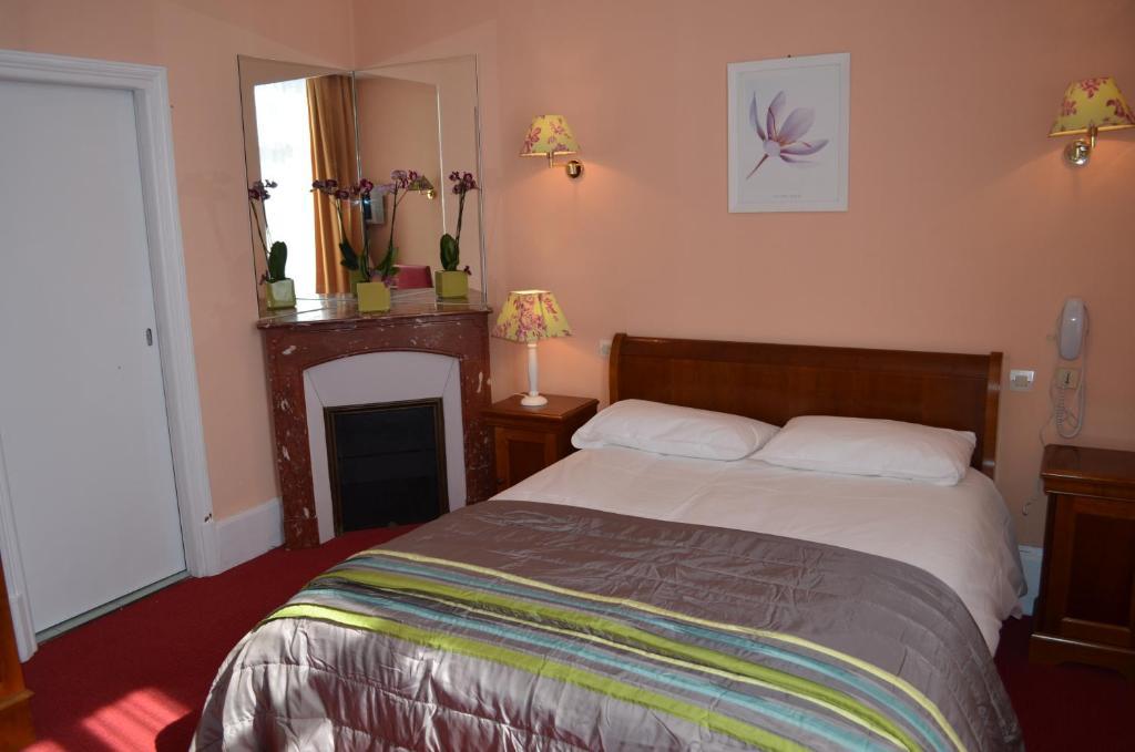 Hotel La Poularde Gien Chambre photo