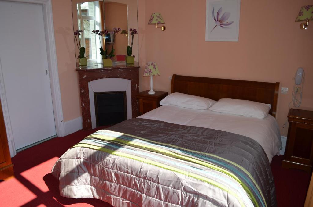 Hotel La Poularde Gien Extérieur photo